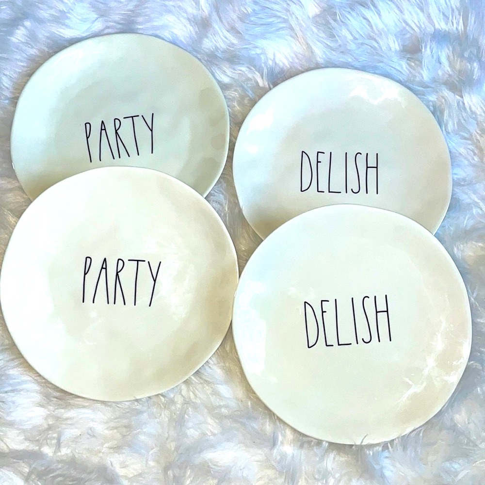 Rae Dunn melamine plate set (4)